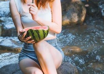 下载51吃瓜网的app，千万不要忘了收藏那些很上头的八卦！