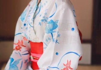 我在“带你吃瓜”app上淹没在一堆瓜果海中，天气再热也要吃哦！