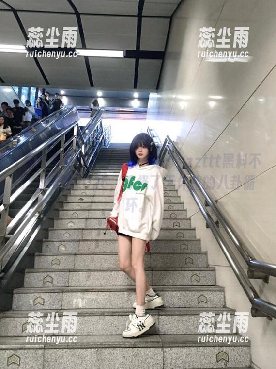 热搜下一站：zzzttt黑料不打烊网站2025，像极了无休止的八卦循环。